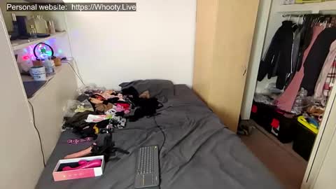 Snapshot of amateurchick chatting on December 9, 5:29 am Kissra online show from December 9, 5:29 am