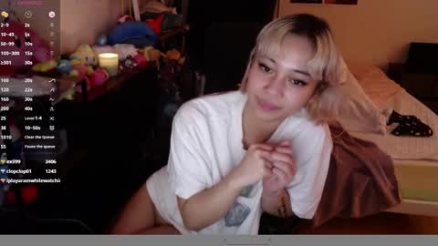 Snapshot of amateuroras chatting on January 12, 10:02 am leash online show from January 12, 10:02 am