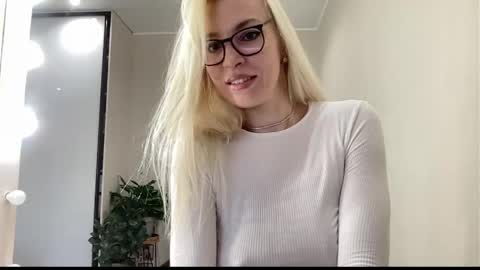 Snapshot of amazingkelly chatting on April 19, 7:51 am Kelly online show from April 19, 7:51 am