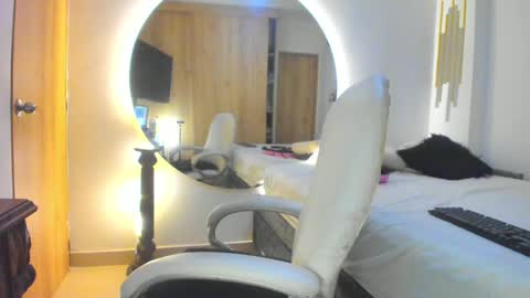Snapshot of amber_disney chatting on February 20, 10:48 pm Amber Disney online show from February 20, 10:48 pm