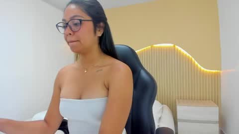 Snapshot of amber_pearson1 chatting on April 14, 2:01 pm AMBER PEARSON online show from April 14, 2:01 pm