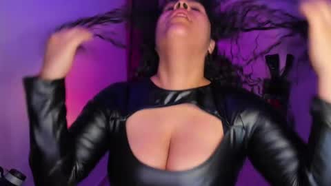 Snapshot of amber_smith20 chatting on April 25, 2:03 am find me here --- online show from April 25, 2:03 am