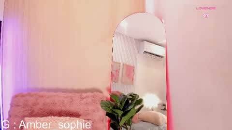 Snapshot of amber_sophie chatting on August 1, 7:35 pm Schedule 200pm to 900pm Col online show from August 1, 7:35 pm