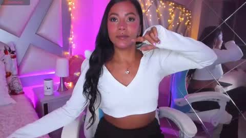 Snapshot of amber_villalobos chatting on February 12, 3:51 am Tell me Amber online show from February 12, 3:51 am