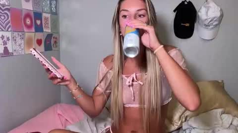 Snapshot of ambiebambiii chatting on May 19, 1:22 am ambie bambi amber griz online show from May 19, 1:22 am