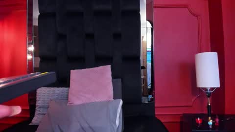 Amelia Adams online show from November 25, 4:40 pm