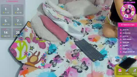 Snapshot of amelia_petite chatting on April 15, 8:20 pm Amelia online show from April 15, 8:20 pm