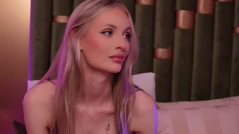 Snapshot of ameliaangell chatting on June 10, 7:46 pm Amelia online show from June 10, 7:46 pm