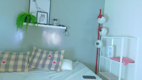 Snapshot of amelialaurent_ chatting on June 11, 12:32 am amelialaurent_ online show from June 11, 12:32 am