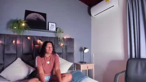 Snapshot of amelialaurent_ chatting on June 14, 11:45 am amelialaurent_ online show from June 14, 11:45 am