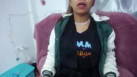 Snapshot of amelie01bronw chatting on December 31, 12:25 pm amelie brown online show from December 31, 12:25 pm