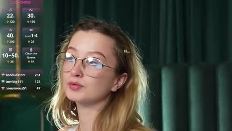 Snapshot of amelieviolet chatting on March 21, 8:19 am Amelie online show from March 21, 8:19 am