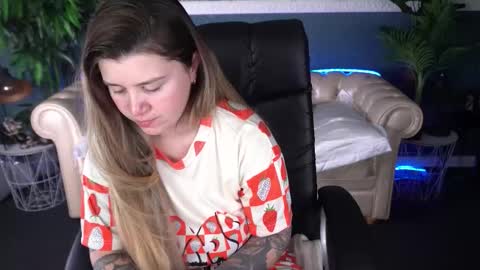 amellymillyy online show from March 21, 8:01 pm