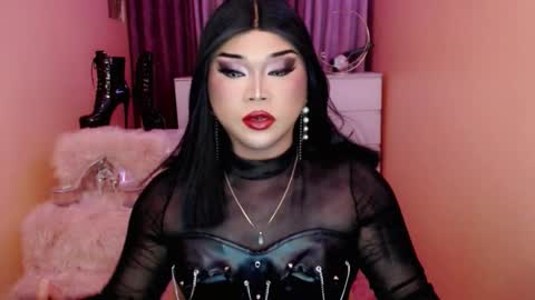 Snapshot of amiadoll chatting on October 4, 12:47 pm Queen Mireska online show from October 4, 12:47 pm