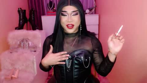 Snapshot of amiadoll chatting on October 10, 2:05 pm Queen Mireska online show from October 10, 2:05 pm