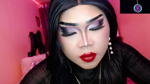 Snapshot of amiadoll chatting on October 28, 4:42 pm Queen Mireska online show from October 28, 4:42 pm