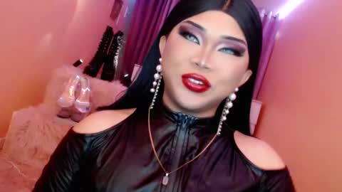 Snapshot of amiadoll chatting on February 21, 4:41 pm Queen Mireska online show from February 21, 4:41 pm