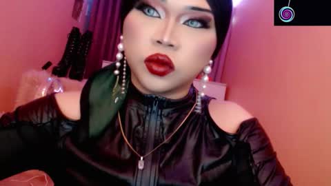 Snapshot of amiadoll chatting on March 13, 4:35 pm Queen Mireska online show from March 13, 4:35 pm