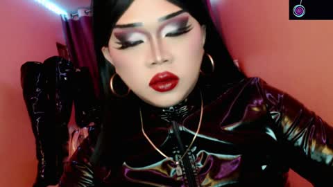 Snapshot of amiadoll chatting on April 3, 3:54 pm Queen Mireska online show from April 3, 3:54 pm