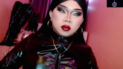 Snapshot of amiadoll chatting on April 4, 12:24 pm Queen Mireska online show from April 4, 12:24 pm