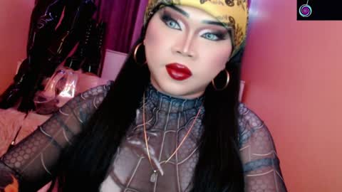 Snapshot of amiadoll chatting on April 10, 2:55 pm Queen Mireska online show from April 10, 2:55 pm