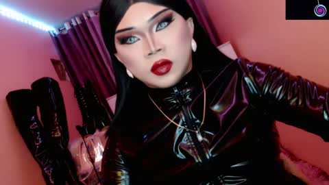 Snapshot of amiadoll chatting on April 12, 5:29 pm Queen Mireska online show from April 12, 5:29 pm