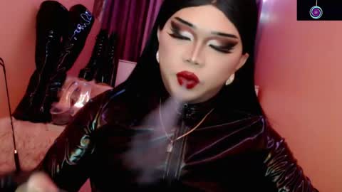 Snapshot of amiadoll chatting on April 13, 5:07 pm Queen Mireska online show from April 13, 5:07 pm