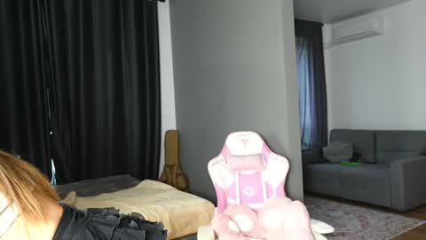 A online show from September 29, 7:57 am