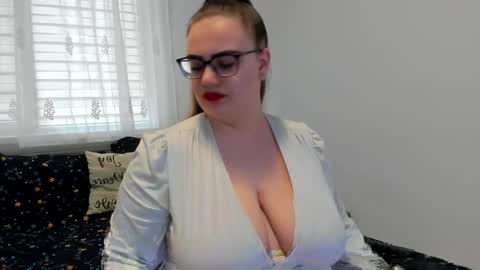 Snapshot of amiravyxen chatting on March 23, 7:23 am Amira Vyxen online show from March 23, 7:23 am