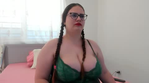 Snapshot of amiravyxen chatting on April 8, 6:13 am Amira Vyxen online show from April 8, 6:13 am