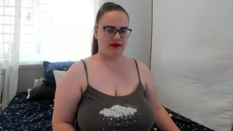 Snapshot of amiravyxen chatting on April 22, 7:22 am Amira Vyxen online show from April 22, 7:22 am