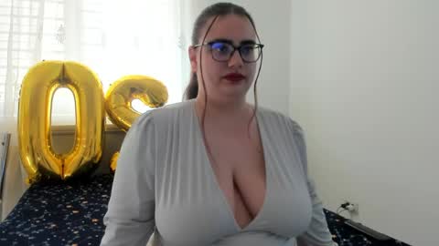 Snapshot of amiravyxen chatting on April 28, 6:40 am Amira Vyxen online show from April 28, 6:40 am