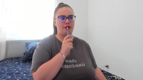 Snapshot of amiravyxen chatting on May 4, 6:20 am Amira Vyxen online show from May 4, 6:20 am