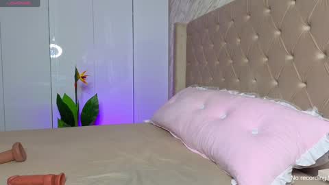 Snapshot of amj_b chatting on December 1, 9:25 am Amy online show from December 1, 9:25 am