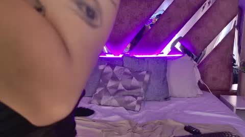 Snapshot of ammyjoness_ chatting on June 11, 8:40 pm Ammy Jones online show from June 11, 8:40 pm