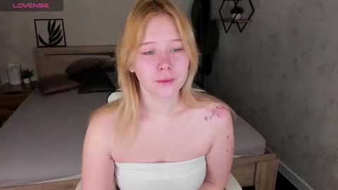 Snapshot of amy_kimberlly chatting on October 19, 11:38 pm Amy online show from October 19, 11:38 pm