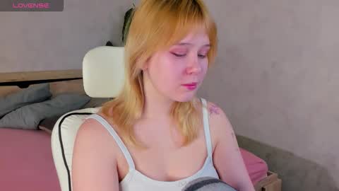 Snapshot of amy_kimberlly chatting on December 4, 12:09 am Amy online show from December 4, 12:09 am