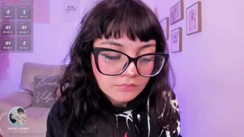 Snapshot of amy_lit chatting on September 13, 7:13 pm Hello I am Allison Welcome to my room and let is have a good time together whith me online show from September 13, 7:13 pm