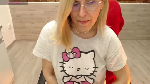 Snapshot of amyamandax chatting on April 1, 6:03 am Amy online show from April 1, 6:03 am