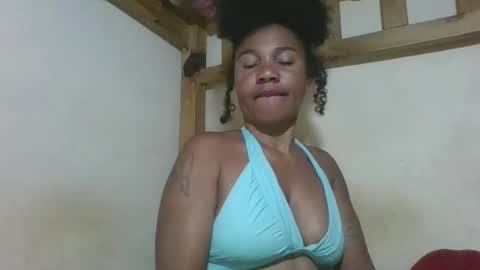 Snapshot of amyatche chatting on May 19, 2:18 am Amyatche online show from May 19, 2:18 am