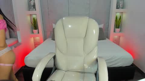 Snapshot of amycolman_ chatting on November 24, 11:32 am amy online show from November 24, 11:32 am