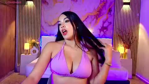 Snapshot of amyjohnsonn chatting on July 13, 7:44 am amyjohnsonn online show from July 13, 7:44 am