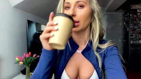 Snapshot of amyroberta92 chatting on March 15, 7:58 am amyroberta92 online show from March 15, 7:58 am