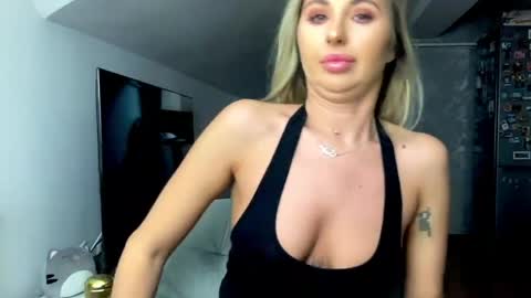 Snapshot of amyroberta92 chatting on March 29, 6:46 am amyroberta92 online show from March 29, 6:46 am