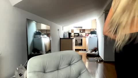 Snapshot of amyroberta92 chatting on April 11, 7:13 am amyroberta92 online show from April 11, 7:13 am