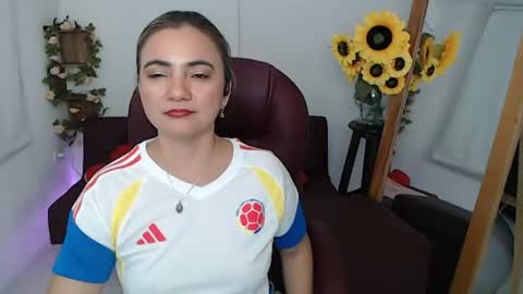 Snapshot of ana_hotmilf chatting on June 17, 11:38 pm Ana online show from June 17, 11:38 pm