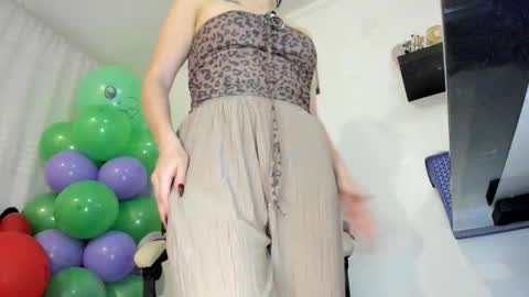 Snapshot of ana_ruuh chatting on October 27, 10:47 pm Im anna but you can call me as you want online show from October 27, 10:47 pm