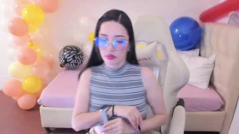 Snapshot of ana_ruuh chatting on June 1, 10:22 pm Im anna but you can call me as you want online show from June 1, 10:22 pm