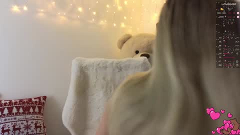 Snapshot of anabelle_wet chatting on December 28, 2:42 pm Annie online show from December 28, 2:42 pm