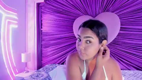 Snapshot of anaelle_bardin chatting on July 10, 3:47 pm Anna online show from July 10, 3:47 pm